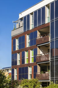 Germany, baden-wurttemberg, tubingen, modern energy efficient apartment building in muhlenviertel suburb