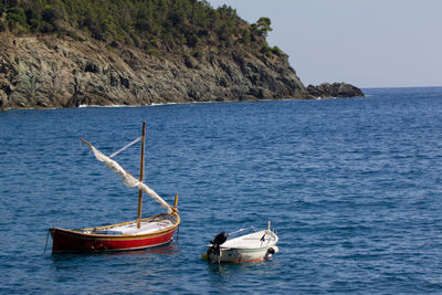 Sailboat sways over a crystal clear sea