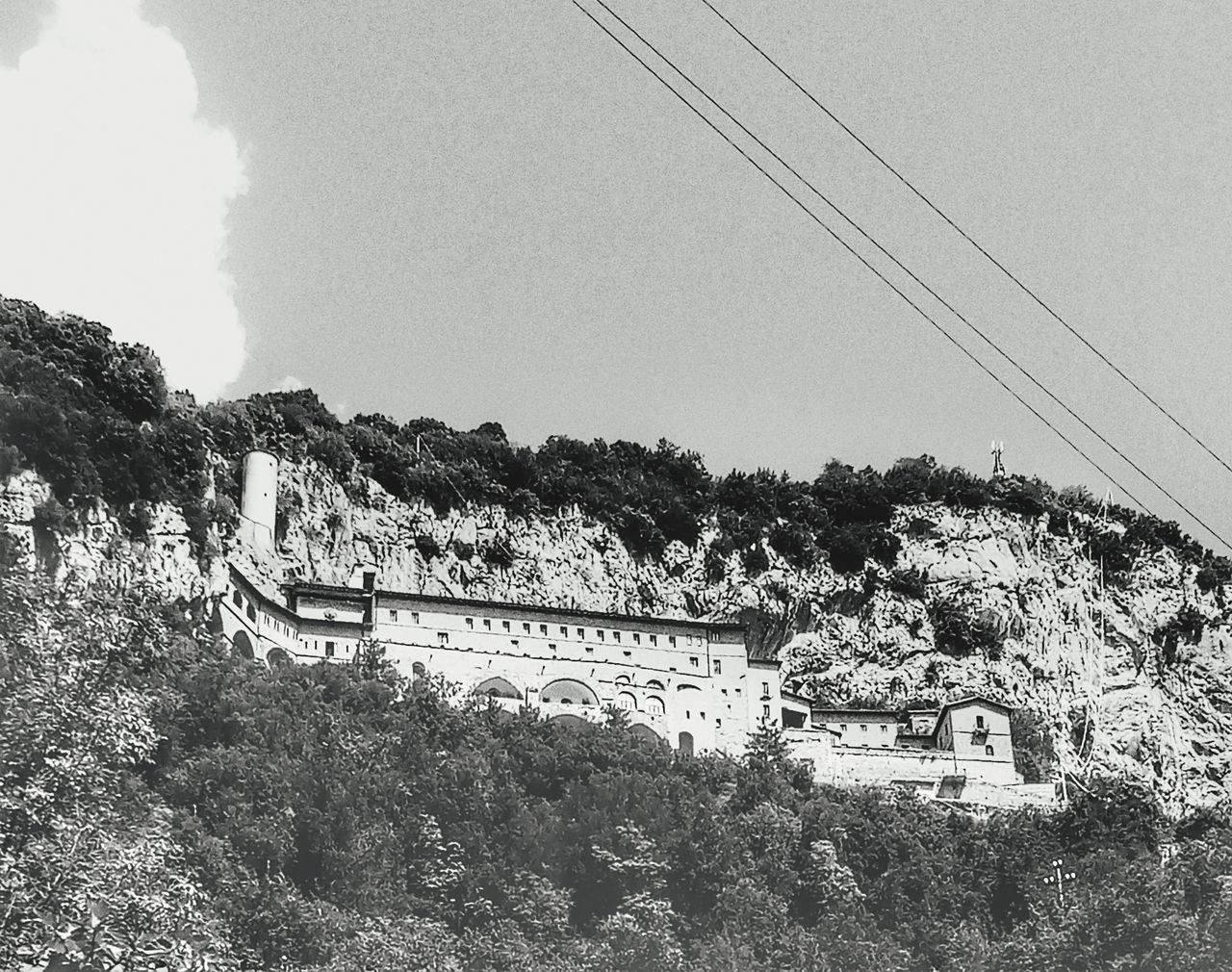 HIGH ANGLE VIEW OF BUILDINGS AND TREES AGAINST SKY