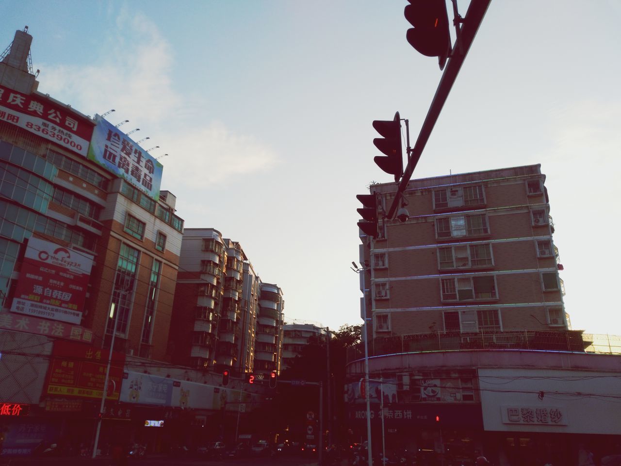 LOW ANGLE VIEW OF APARTMENT BUILDING AGAINST SKY