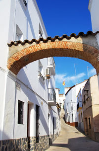 Narrow alley amidst residential buildings at jerez de los caballeros