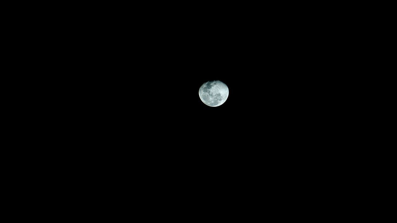 LOW ANGLE VIEW OF FULL MOON IN SKY