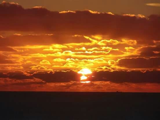 sunset, scenics, sky, beauty in nature, tranquil scene, orange color, tranquility, cloud - sky, sun, silhouette, idyllic, nature, dramatic sky, cloudy, cloud, moody sky, atmospheric mood, sunlight, sea, outdoors