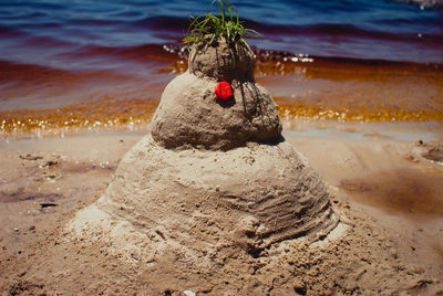 Ein australischer schneemann, aus sand.