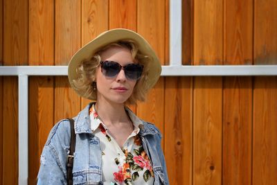 Portrait of young woman in sunglasses