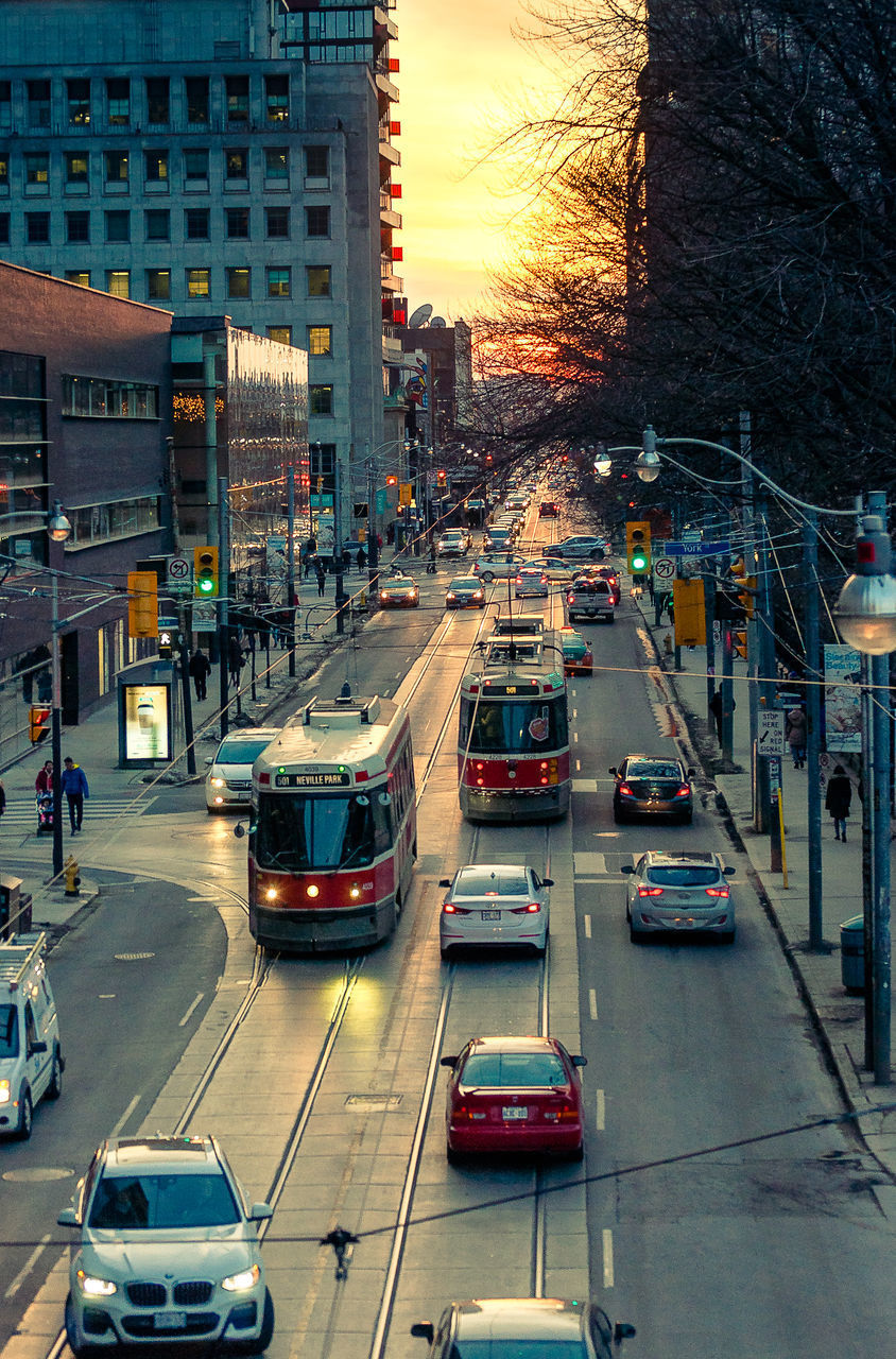 HIGH ANGLE VIEW OF CARS ON CITY STREET