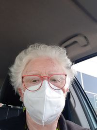 Close-up portrait of man wearing eyeglasses