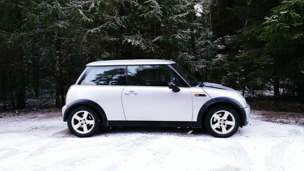 CAR ON SNOW