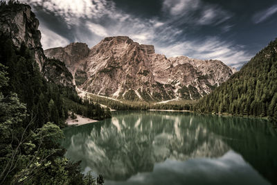 Panoramic view of lake and mountains against sky