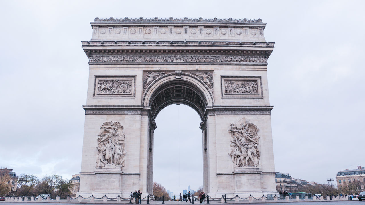 triumphal arch, architecture, built structure, travel destinations, low angle view, arch, history, outdoors, building exterior, cultures, tourism, sky, city, day, real people