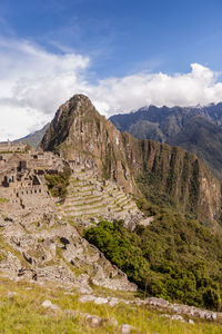 Machu picchu and mountains against sky