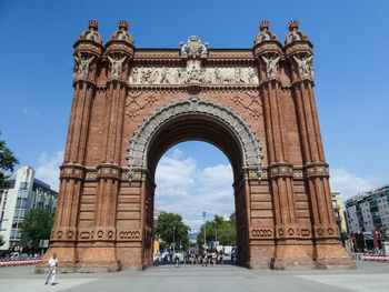 Low angle view of arc de triomf against sky