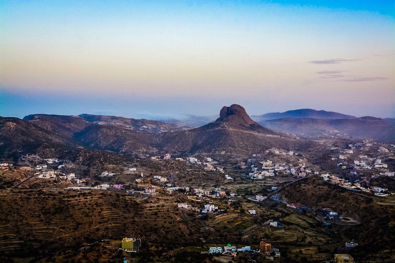 HIGH ANGLE VIEW OF TOWNSCAPE AND MOUNTAIN AGAINST SKY