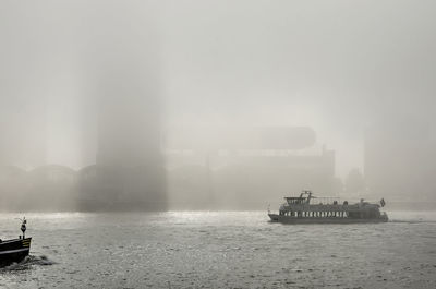 Fog on the river maas in rotterdam