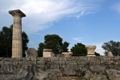 Ruins of building against cloudy sky