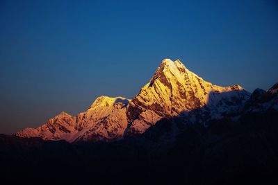 Sunrise at golden himalayan mountains 