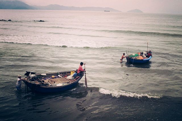 water, sea, nautical vessel, boat, transportation, mode of transport, horizon over water, beach, beauty in nature, tranquility, scenics, tranquil scene, nature, waterfront, travel, wave, moored, shore, sailing, vacations