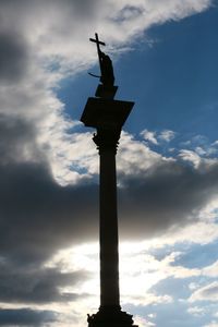 Low angle view of brandenburg gate against cloudy sky