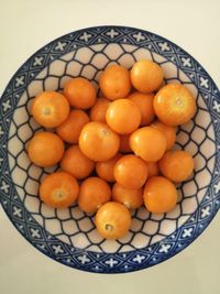 Directly above shot of oranges in bowl on table