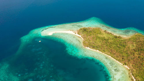 Aerial seascape tropical island with sand bar, turquoise water and coral reef. ditaytayan, palawan