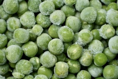 Green peas. frozen raw green peas ingredient.