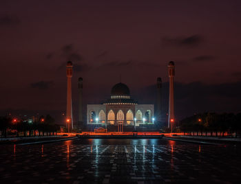 View of illuminated masjid taj mahal thailand against sky at night