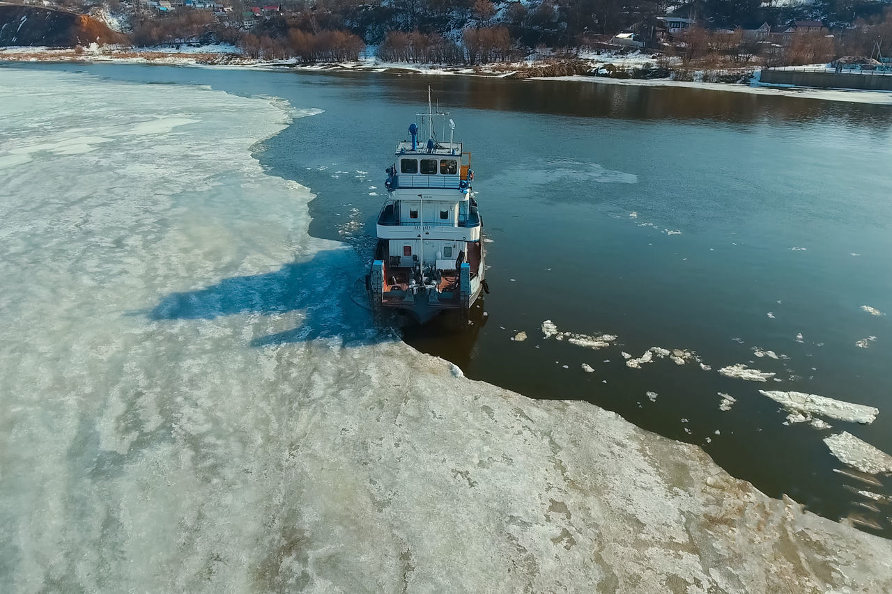 HIGH ANGLE VIEW OF BOAT ON SEA