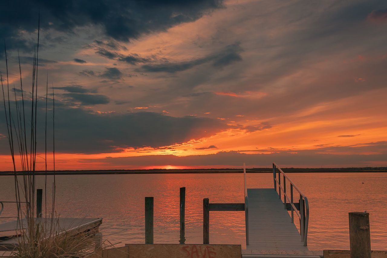 SCENIC VIEW OF SEA AGAINST SKY AT SUNSET