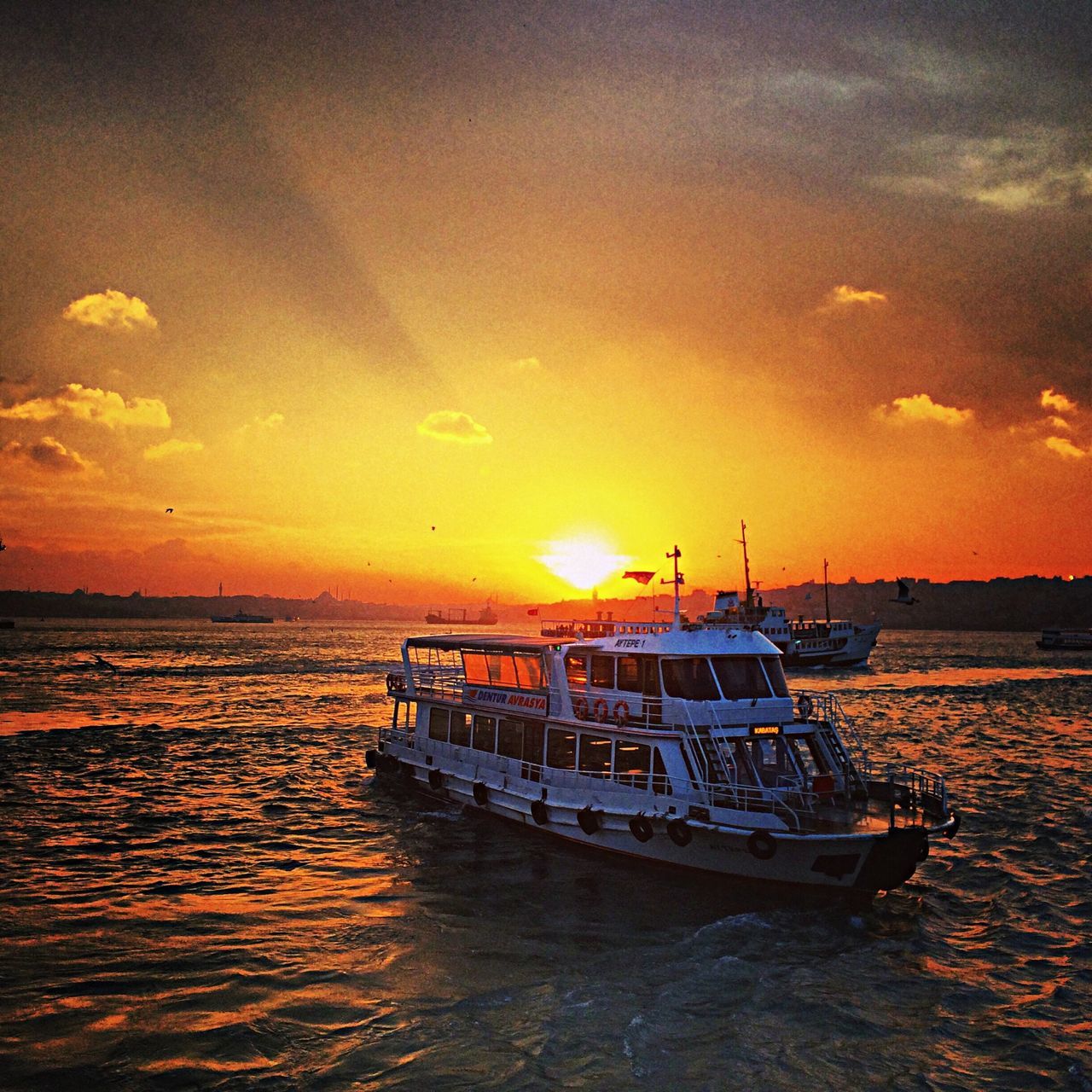 sunset, water, sea, sun, orange color, horizon over water, scenics, sky, beauty in nature, tranquil scene, tranquility, nautical vessel, boat, nature, idyllic, beach, transportation, reflection, sunlight, cloud - sky