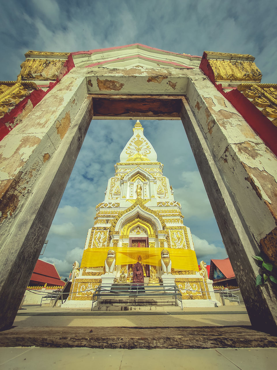 LOW ANGLE VIEW OF TRADITIONAL BUILDING AGAINST SKY