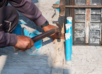 Workers used hammers to hammer concrete nails into the wooden bars to support the framework of pole.