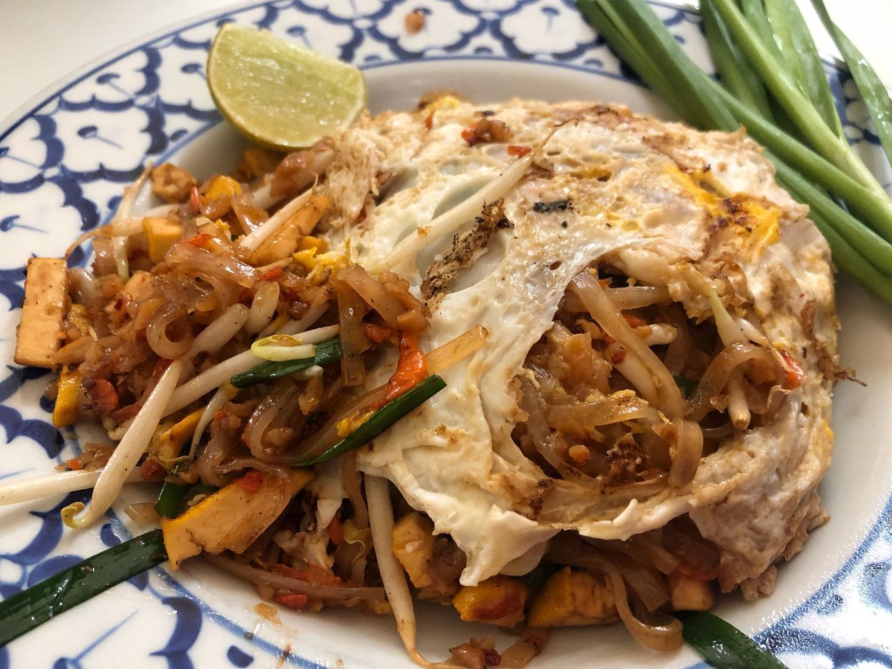 CLOSE-UP OF NOODLES SERVED IN PLATE WITH SAUCE