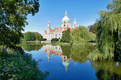 Panoramic view of the reflecting new town hall of hanover, germany 