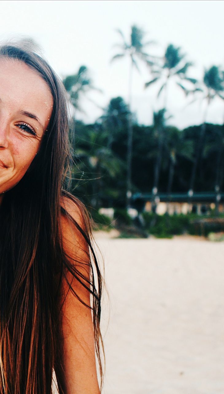 one person, focus on foreground, real people, portrait, young women, looking at camera, long hair, hair, lifestyles, leisure activity, young adult, women, hairstyle, day, headshot, adult, outdoors, brown hair, teenager, beautiful woman
