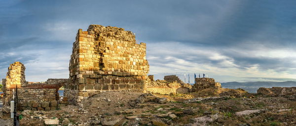 Old ruins of building against sky