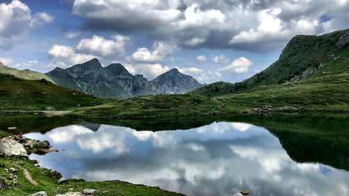 Panoramic view of lake and mountains against sky