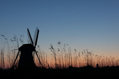 Beautiful wooden windmills at sunset in the dutch village of kinderdijk. windmills run on the wind.