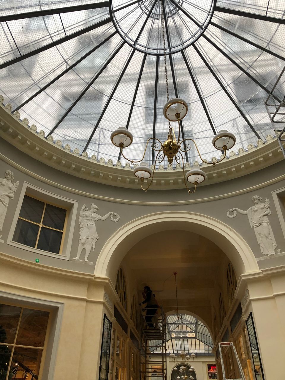 LOW ANGLE VIEW OF CEILING IN BUILDING