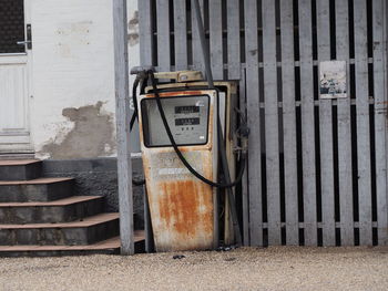 Text on abandoned building