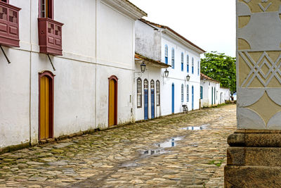 Quiet streets with old colonial-style houses and cobblestones in the historic city of paraty