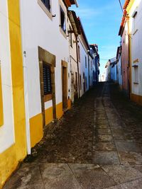 Narrow alley amidst buildings in city