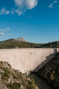 Barrage de bimont with montagne sainte-victoire in the background on a sunny day.