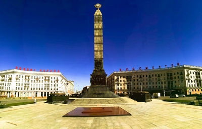 Statue of historic building against blue sky