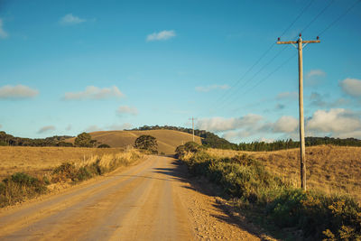 Deserted dirt road passing through rural lowlands with green hills near cambará do sul. brazil.