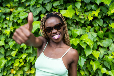 Portrait of a smiling young woman wearing sunglasses