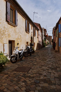 Street amidst buildings in city. santarcangelo di romagna, emilia-romagna, italien