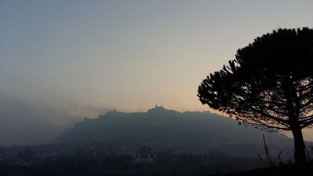 silhouette, tree, tranquil scene, mountain, tranquility, scenics, copy space, sunset, clear sky, beauty in nature, nature, dusk, sky, landscape, mountain range, idyllic, building exterior, built structure, outdoors