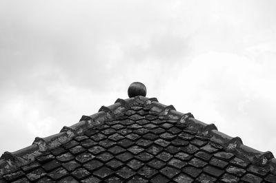 Low angle view of cloudy sky