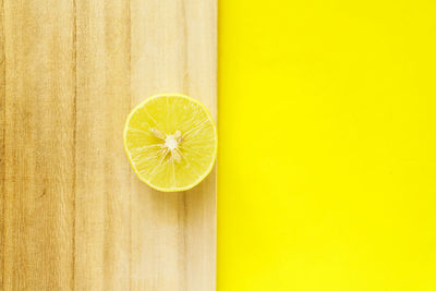 Directly above shot of lemon slice on wood