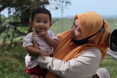 A mother with her daughter in the garden